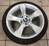 Alu kolo originál BMW 5x120x72.5 PŘEDNÍ 8x19“ ET30 a Pirelli PZero 225/40 R19 89W * RUNFLAT, ZADNÍ 9x19“ ET41 a Pirelli PZero 255/35 R19 92W * RFT
