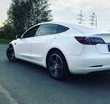TESLA MODEL 3 jsme obuli na Alu kolo MOTEC 8.5x18“ 5x114.3x64 ET40 a Pirelli Winter SottoZero III 235/45 R18 98V XL