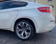 BMW X6M jsme obuli na Alu kolo originál BMW Přední 5x120x74 10x21" ET40 a Yokohama BluEarth Winter V905 285/35 R21 105V XL, Zadní 5x120x72,5 11.5x21" ET38 a Yokohama BluEarth Winter V905 325/30 R21 108V XL